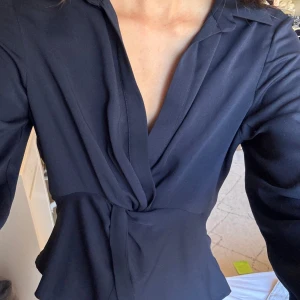 Zara skjorta  - Snygg skjorta/blus från zara🤩 kommer ej till användning tyvärr så därför jag säljer