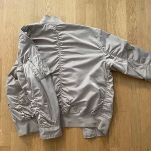 Filippa K bomberjacka - Höst/vår jacka som knappt är använd och är i bra skick💕