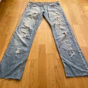 Lågmidjade jeans - Snygga lågmidjade jeans från dolce & gabbana som är för små, aldrig använda bra skick💕 Midjemått tvärs över, 38 cm Innerbenslängd, 78 cm