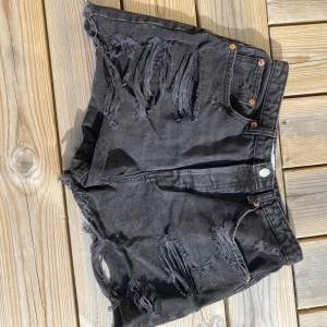 Jeans shorts från zara i storlek 38! Använda 1 gång, säljer då dom inte kommer till användning❤️