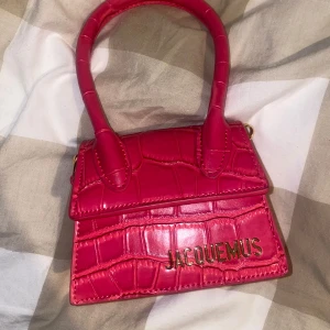 Rosa jacquemus väska  - Aldrig använd, äkta men tyvärr finns inte kvitto då det var en present. 