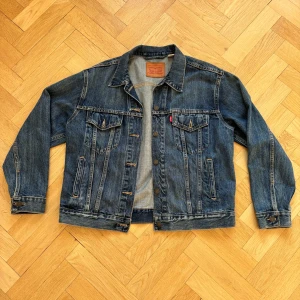 Klassisk jeansjacka från Levi's - Säljer en klassisk blå jeansjacka från Levi's i storlek L. 