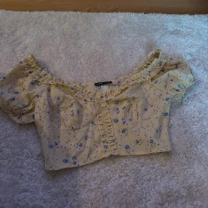 Gul blus  - Jättefin gul blus/topp i storlek S