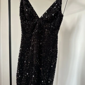 Balklänning  - Svart balklänning med paljetter. Aldrig använd