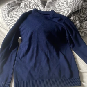Merino ulls tröja - Säljer nu min merino ulls sweatshirt från Rogé Cloathing skicket är 10/10 använd en gång säljer för att den var för liten. Storlek S