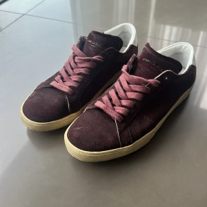 Saint Laurent skor - Säljer dessa snygga SL skor i bra skick och i en riktigt fet färg.