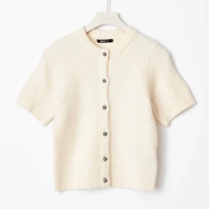 Gina kofta - Helt ny och oanvänd kofta från ginatricot. Nypris 400. Skriv om ni har funderingar💞