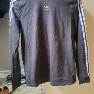 Adidas tröja - Långärmad adidas tröja. Knappt använd.