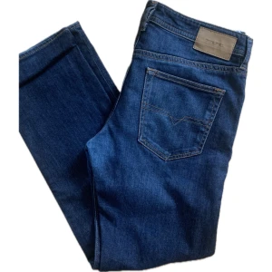 Mörkblå jeans från Diesel - Säljer ett par snygga mörkblå jeans från Diesel. De är helt clean *alltså inga hål eller färg* de är nyskick skulle säga 9/10. Sitter väldigt bra och grish.