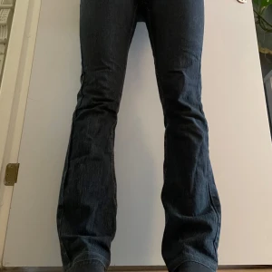 Lågmidjade Bootcut jeans - Marinblå Lågmidjade Bootcut jeans som är för små för mig