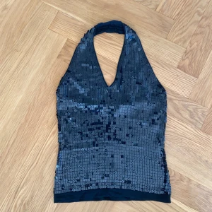 Halterneck topp - Jättesnygg halterneck med paljetter, perfekt till fest.  Skriv för frågor