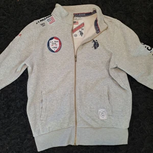 US polo assn full zip - Säljer denna full zip tröja från US polo assn. Ny pris liger runt 1200, mitt pris 400. Bra skick och har inga difekter, perfekt nu till höstern. Vid minsta lilla fråga skriv till mig.