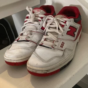 Newbalance 550 - Skorna är i bra skicka förutom att de är lite skitiga.