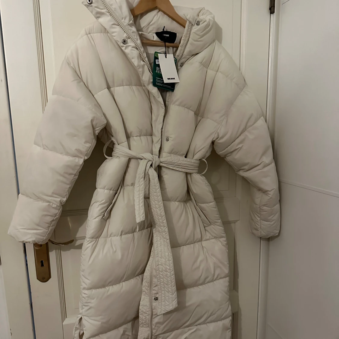 Vit lång pufferjacka från Bik Bok
