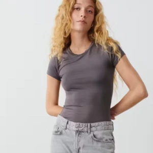 T-shirt Gina - Säljer denna sjukt snygga t shirt från Gina Tricot 🩷 Använd en gång!  