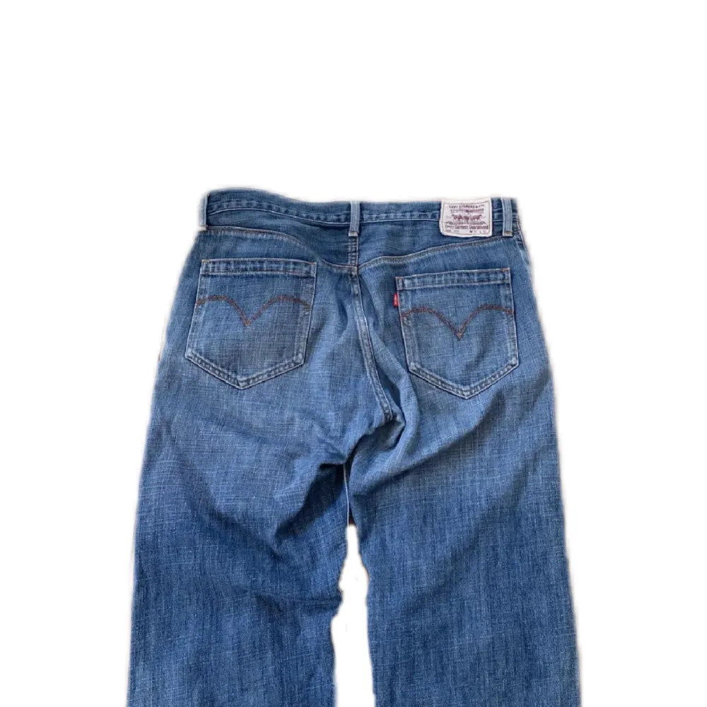 Säljer mina levis jeans 553 i storlek 32/33, det går bra att buda. Jeans & Byxor.