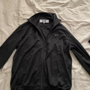 CDG Hoodie - CDG Hoodie i polyester 👔 Storlek L men sitter som M Bra skick