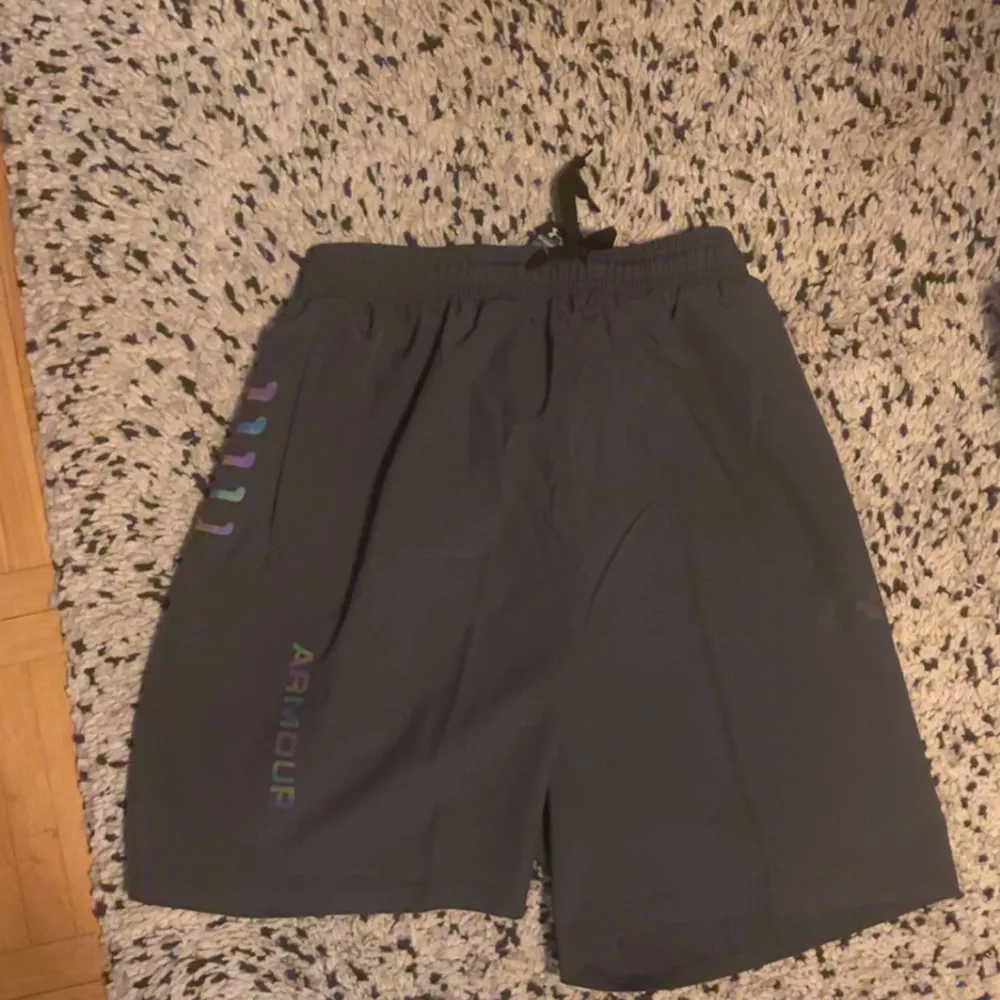 Tvä sköna under armor shorts som passar perfekt för gym/sport. 10/10 ny skick.. Shorts.