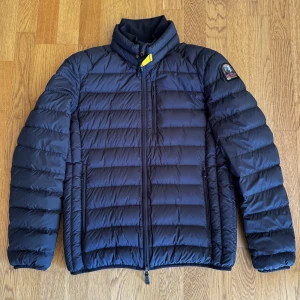 Parajumpers ugo puffer dunjacka - En svart Parajumpers dunjacka i nyskick köpt på Kaufmann i köpenhamn för 3100 kr, kvitto finns, storlek L