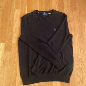 Ralph lauren stickad tröja - Bra skick men jag har använt den en del. Inga defekter men den passar XS mer än S. Skriv för mer frågor!