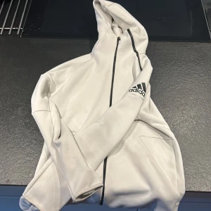 Adidas kofta sällsynt  - Adidas kofta i storlek S, riktigt skön o passar perfekt