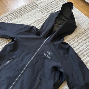 Arcteryx jacka - Arcteryx vindjacka i storlek S, passar även M. Den är knappast använd och den är i perfekt skick. Jackans nypris ligger på 5000kr.