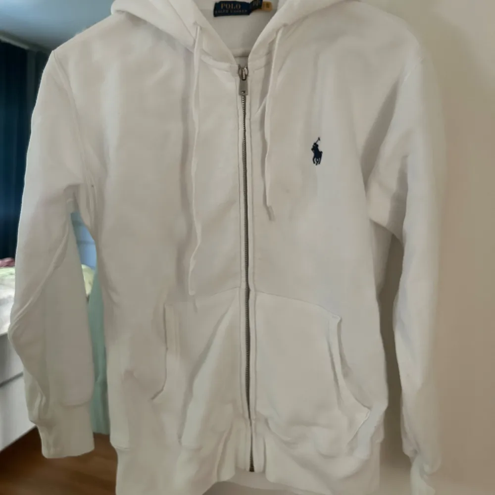 Ziphoddie från Polo Ralph Lauren, använd ca 3 gånger och i väldigt fint skick. Ursprungspris 1195kr. Hoodies.