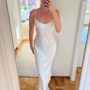 Lång klänning Zara - Lång vit klänning i satin från Zara💕 Bra skick. 