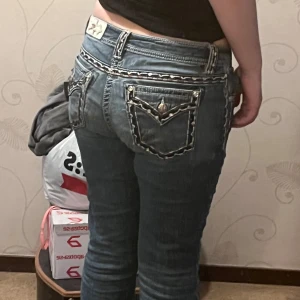 Miss me jeans - Jättefina missme jeans, säljs pga fel storlek. De är flare i benen !!obs!! De är en lagning vid en av fickorna (kp för bilder)