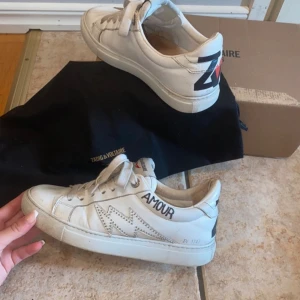 Zadig skor - Säljer mina favorit Zadig skor, dem är i storlek 37 och har lite smådefekter som jag tagit kort på annars superfina ❤️‍🔥❤️‍🔥nypris 2700