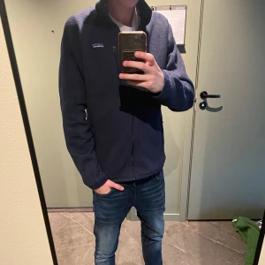 Patagonia fleece - Tja! Säljer nu denna patagonia fleecen som är perfekt nu till hösten!🍁 Skick 10/10! Hör av er vid mer frågor! 🌟