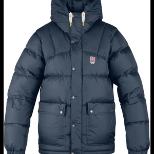 Fjällräven jacka Xs - SÖKER!!! En mörkblå eller svart fjällräven jacka till ett bra pris!!!😍 Storlek XS!