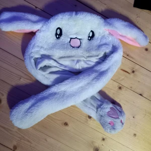 Bunny hats - Bunny hats (trend 2020 ish) med rörliga öron, one size. Den vita är väl använd de andra har jag inte rört!  Vita är därmed 30kr  Rosa/brun är 60kr! 