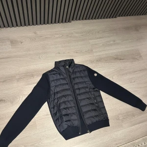 Moncler Cardigan - Storlek M, Mörkblå nästan svart, fint skick.  hör av dig om du vill ha fler bilder eller har frågor!