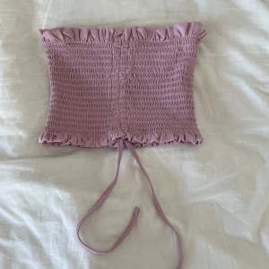 Off shoulder crop top - Lila off shoulder crop top med snörning framtill.