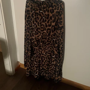 Leopard kjol  - Storlek M  Haft i 2 år men använt några få antal gånger. Klippt av lappen där bak så vet inte riktigt vart jag har köpt den. Den är kort där framme(lite över knäna) och längre baktill. Väldigt fin 
