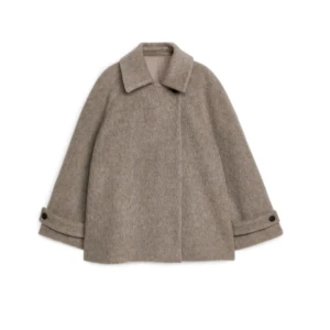 Arket kappa  - Säljer denna slutsålda arket kappan, rock i ullblandning, i storlek 42. Helt ny, oanvänd, prislapp kvar. Mörkbeige/brun/mullvardsfärg.