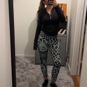 Träningstights | AIM’N 🤍 - Sjukt snygga och bekväma tights från Aimn. Använda men som nytt skick. 