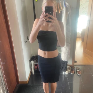 Tajt svart kjol - Väldigt fint skick. Vet inte vart jag köpte den eller när. Använt den flera gånger utan några skador.