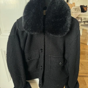 Neo noir pälsjacka - Nypris 1900kr Storlek L men passar S-M också 