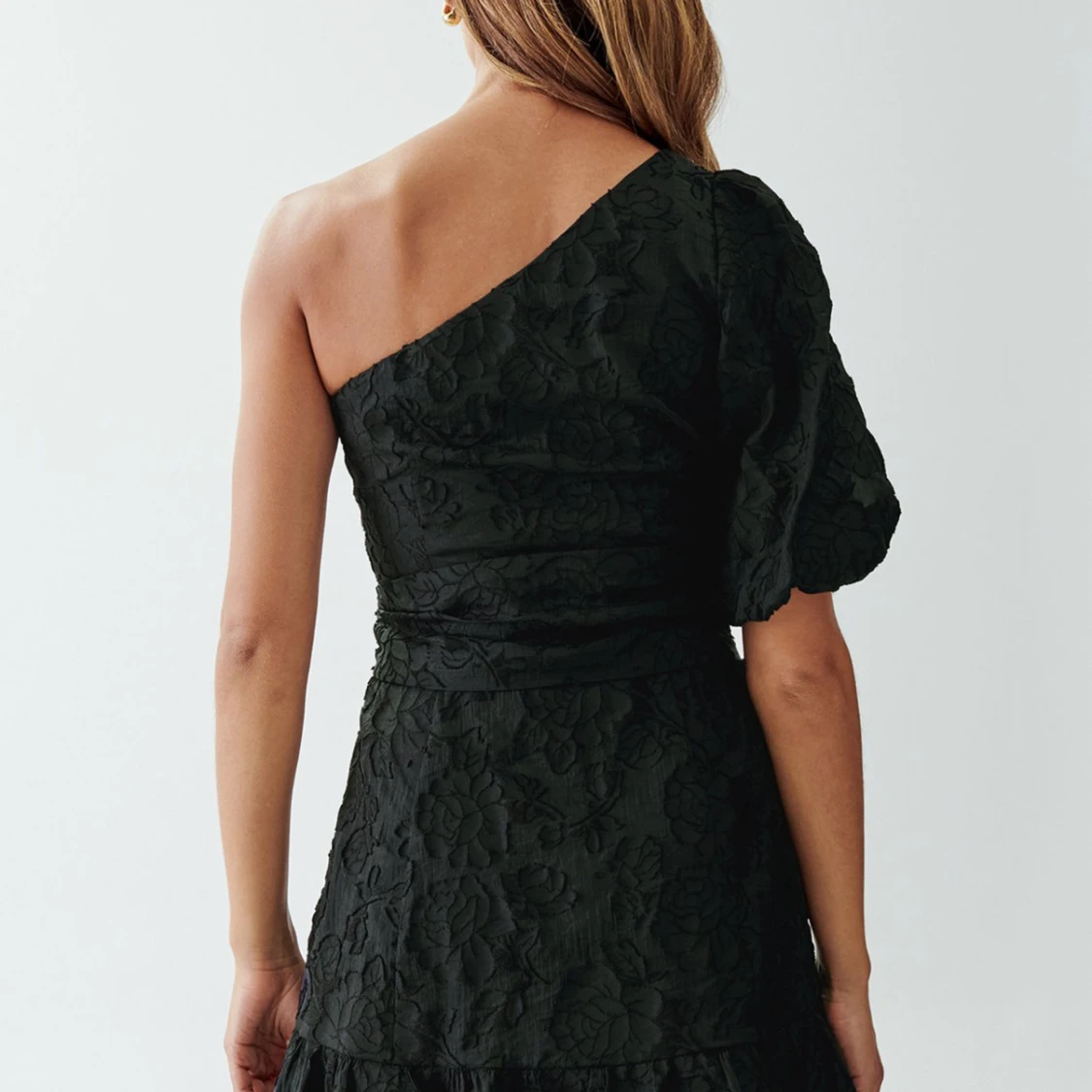 Svart oneshoulder klänning med blommigt mönster - 90