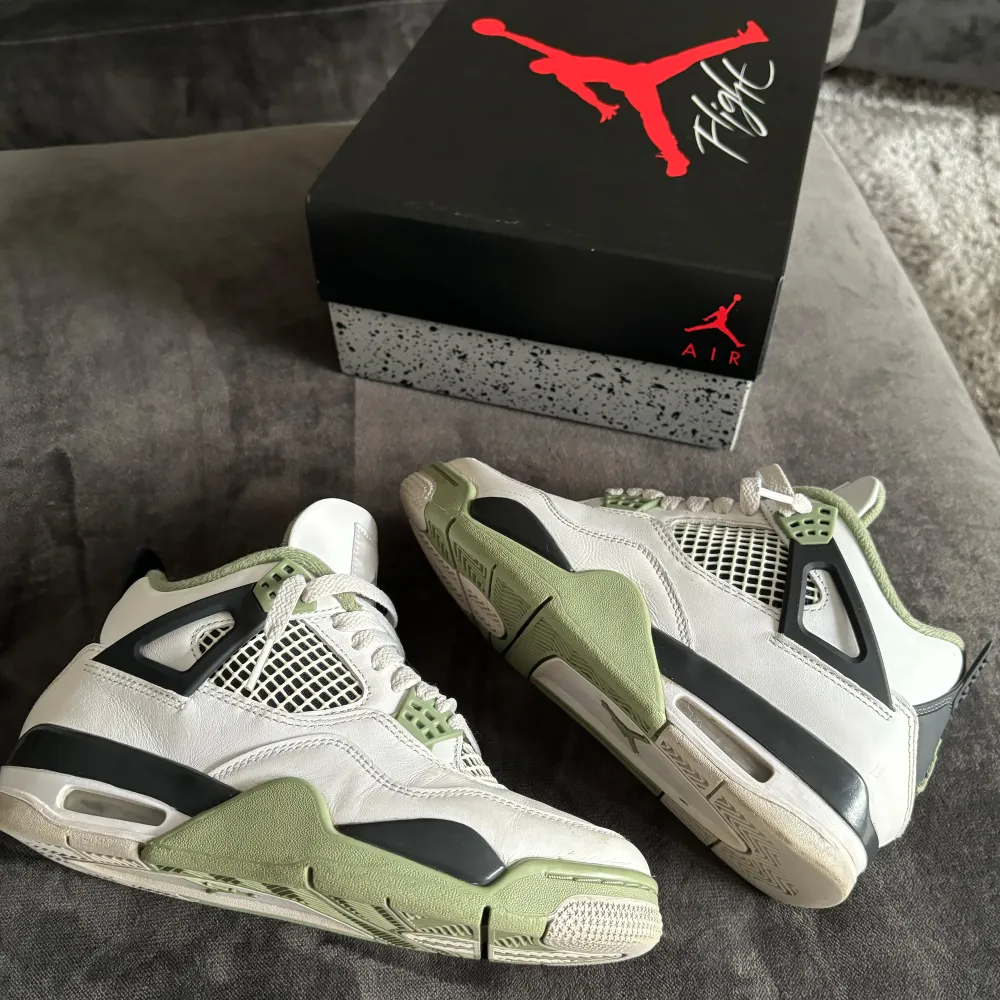 Jordan 4 retro ”seafoam” i storlek 38. Säljer då jag inte använder dom längre dom är i bra skick men tecken på användning finns.  nypris: 4500  . Skor.