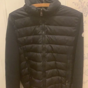 Moncler cardigan  - Säljer den är moncler cardiganen, såklart äkta. Inget og, liten defekt i armen därför billigt pris! Skriv vid minsta fundering! 