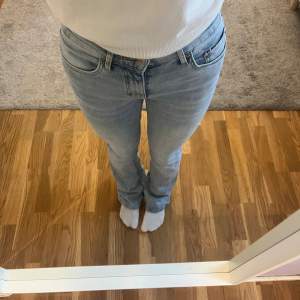 Säljer mina Gina Tricot jeans i modellen low waist bootcut petite. Använda typ 1 gång, säljer för att de är för små💕