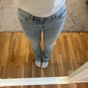 Gina Tricot jeans - Säljer mina Gina Tricot jeans i modellen low waist bootcut petite. Använda typ 1 gång, säljer för att de är för små, inget tecken på användning. Nypris ca. 500💕
