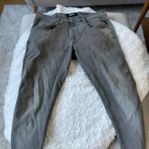 Otroligt sköna jeans ifrån replay i modell anbass skick 10/10 storleken på jeansen är 32/32 Nypris 1800kr 👖