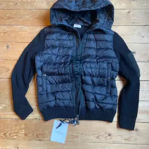 En äkta moncler cardigan. Triangel, fungerande tag ingår och lapp