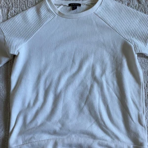 Vit tröja - En vit sweatshirt i fint skick! Pris går att diskuteras, den är i storlek xs!