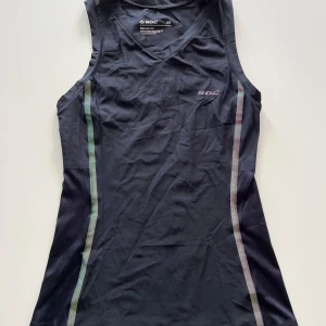 Träningslinne  - Ett svart träningslinne från soc, sitter jättefint på, detaljerna på sidan är dock slitna (se sista bild), storlek xs 🫶