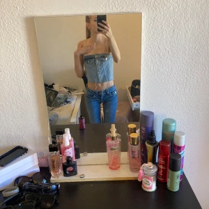 Topp - En jätte fin jeans topp från zara som jag använt några gånger men nu tröttnat på den och därför säljer den💕🤩